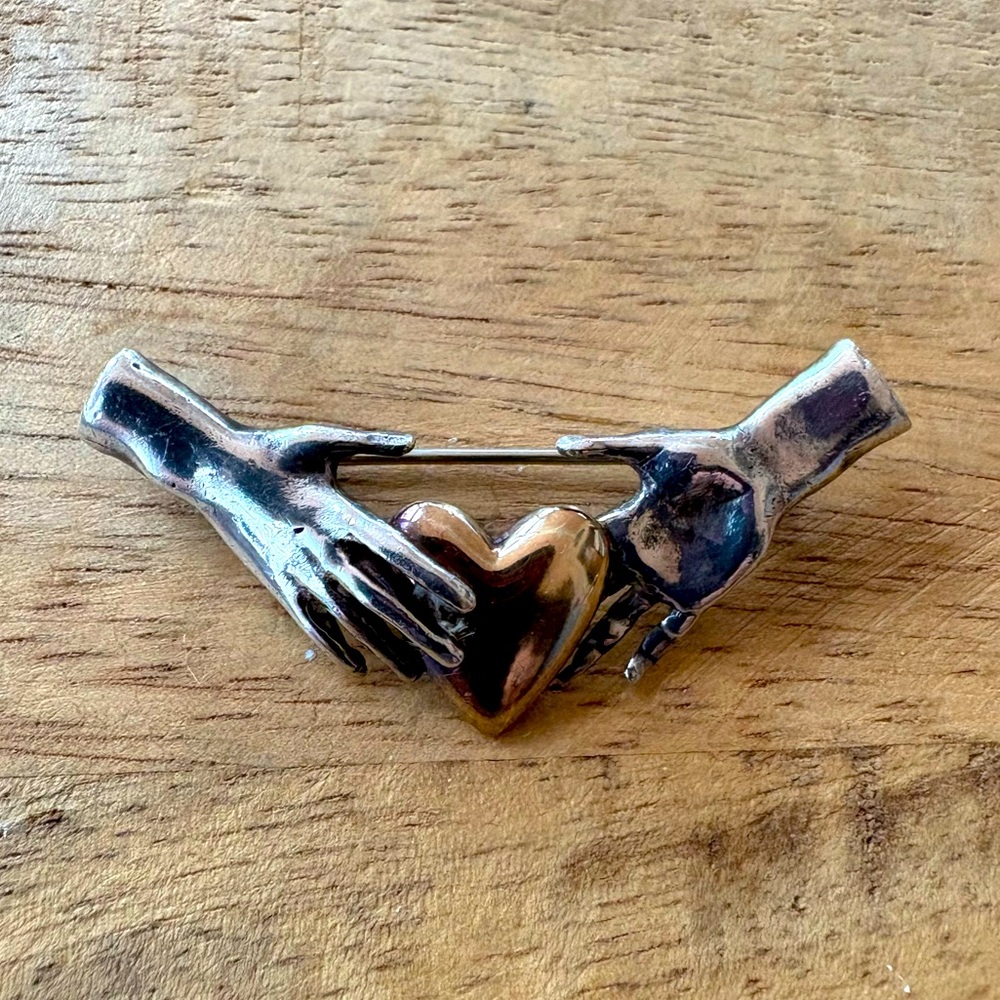 Unique artisan-made pin with gold heart held by two silver hands - Picture 9 of 15